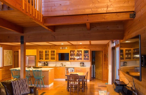 Camano Island Cabin | Relaxing beachfront setting to watch wildlife and tides! Kayaks & fun included!