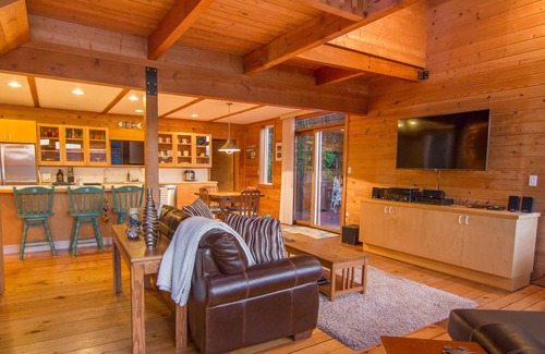 Camano Island Cabin | Relaxing beachfront setting to watch wildlife and tides! Kayaks & fun included!
