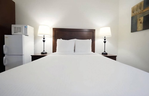 Sedona Resort | Relaxing Couple Stay Right in Downtown Sedona | Outdoor Pool and Free Parking