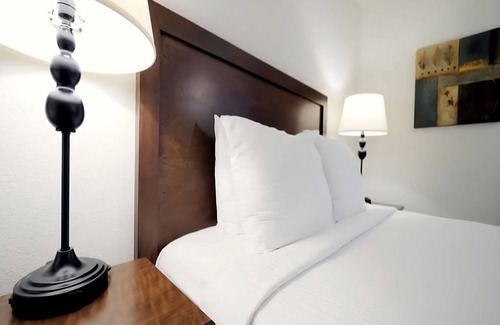 Sedona Resort | Relaxing Couple Stay Right in Downtown Sedona | Outdoor Pool and Free Parking