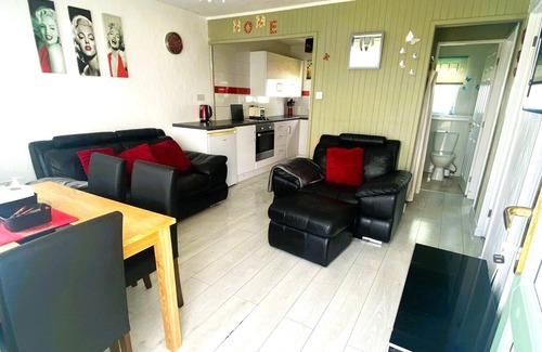 Great Yarmouth Ski Chalet | Relaxing Family Chalet-short stroll to beach, nr Norfolk Broads & Gt Yarmouth