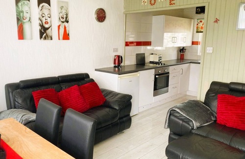 Great Yarmouth Ski Chalet | Relaxing Family Chalet-short stroll to beach, nr Norfolk Broads & Gt Yarmouth