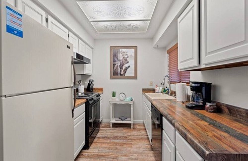 Skyline Bel Air Estates Condo | Relaxing Foothills Getaway