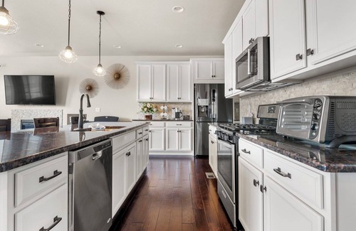 Arvada House | Relaxing Foothills Retreat in Gorgeous Modern Home