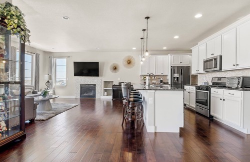 Arvada House | Relaxing Foothills Retreat in Gorgeous Modern Home
