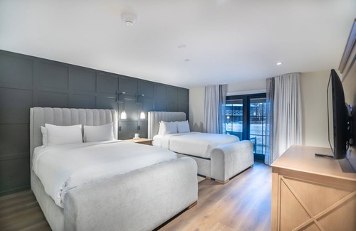 Midway Hotel | Relaxing Getaway – Spa, Golf & Hot Springs Access!