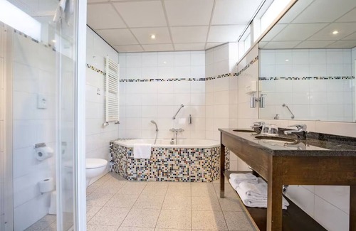 Zon en Schild Hotel | Relaxing Getaway with Free Parking, Garden Picnic Area & Bike Trails