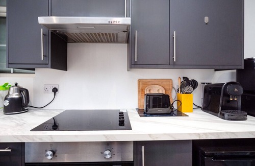 East Barming Apartment | Relaxing Guest Suite | Shared Garden & Parking
