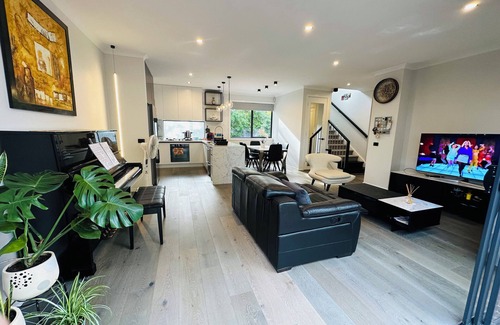 Mount Waverley House | Relaxing home at near Chadstone with unlimited wifi and NETFLIX