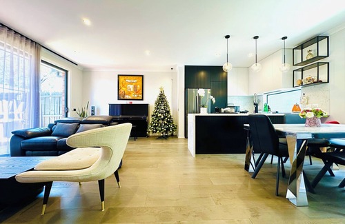 Mount Waverley House | Relaxing home at near Chadstone with unlimited wifi and NETFLIX