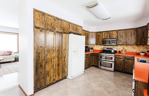 Sand Lake House | Relaxing Lake Haven - FULL HOUSE - Close to EVERYTHING!