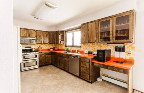 Sand Lake House | Relaxing Lake Haven - FULL HOUSE - Close to EVERYTHING!