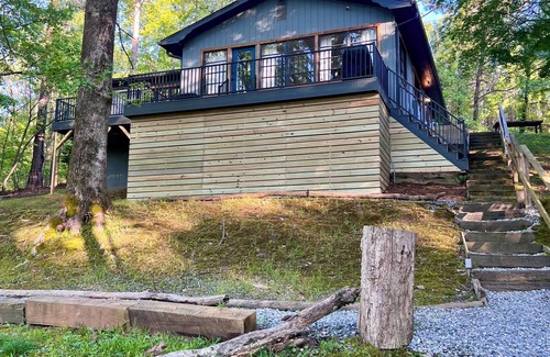Troutman Cottage | Relaxing Lakefront Cottage on LKN - Sleeps 8, kayaks, dock, fire-pit, and more!