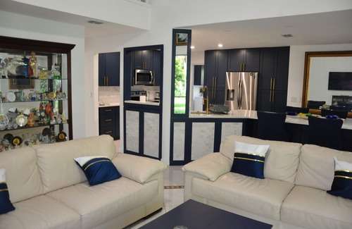 Crown Pointe House | Relaxing Modern 4BR Family Oasis in Napes- 10 Min to Beach & Downtown Fun