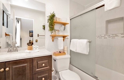 Boulder Bay Condo | Relaxing Modern Boulder Bay Lakeside Retreat Townhouse