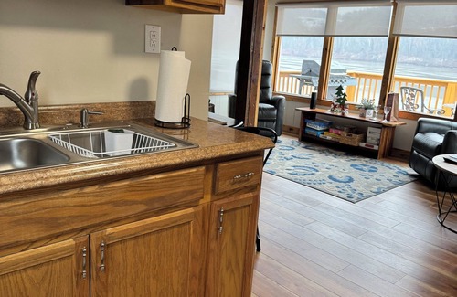 Tiltonsville House | Relaxing one bedroom cottage backs up to OH River