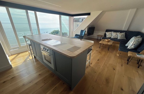 Swanage Apartment | Relaxing penthouse break overlooking the sea with a 150m to the sandy beach