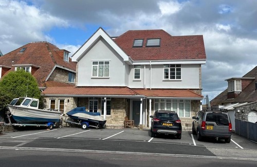 Swanage Apartment | Relaxing penthouse break overlooking the sea with a 150m to the sandy beach