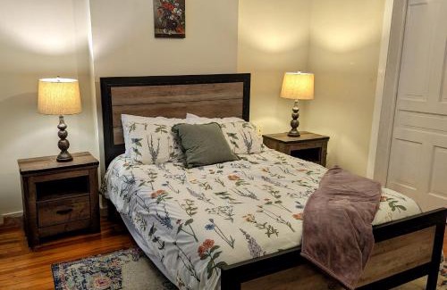 Cumberland House | Relaxing Rustic Oasis - 6 minute walk to Downtown! Pet-friendly & Cyclists Welcome!