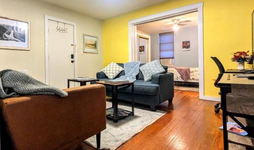 Cumberland House | Relaxing Rustic Oasis - 6 minute walk to Downtown! Pet-friendly & Cyclists Welcome!