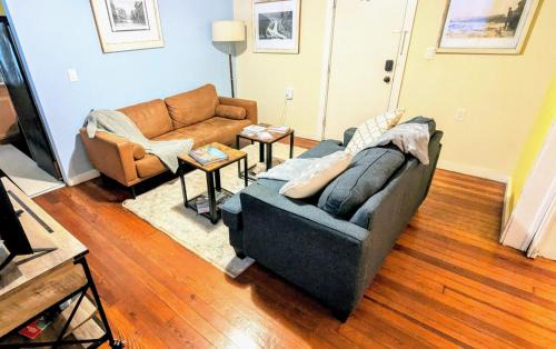 Cumberland House | Relaxing Rustic Oasis - 6 minute walk to Downtown! Pet-friendly & Cyclists Welcome!