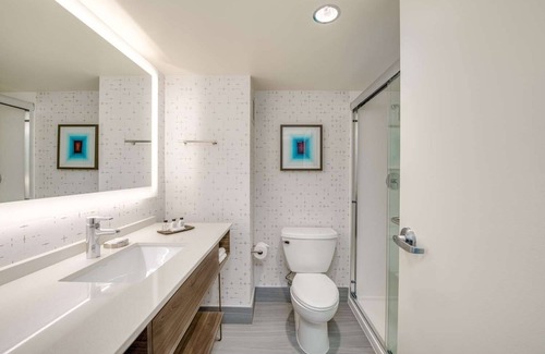Downtown Columbus Resort | Relaxing Stay Downtown! Near Victorian Village, Pets are Welcome, w/Garden!