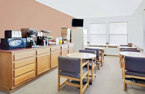Muskogee Hotel | Relaxing Stay in Knights Inn Muskogee! Pet-friendly Property, Free Parking