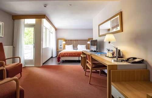 Zon en Schild Hotel | Relaxing Stay with Free Parking, Scenic Garden & Sun Deck to Unwind