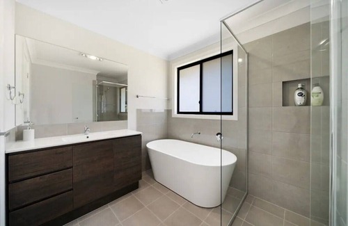 Cecil Park House | Relaxing Two-Level Retreat in Austral, NSW