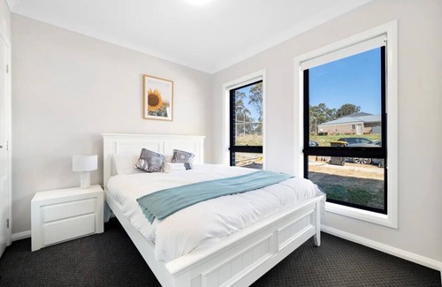 Cecil Park House | Relaxing Two-Level Retreat in Austral, NSW