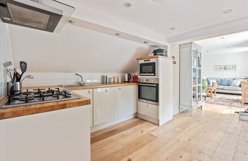 New Forest District Apartment | Relaxing village escape with pub & restaurant perks