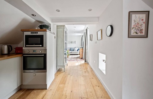 New Forest District Apartment | Relaxing village escape with pub & restaurant perks