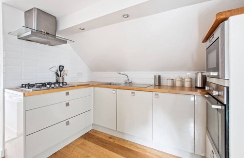New Forest District Apartment | Relaxing village escape with pub & restaurant perks