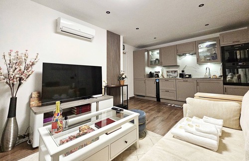 Le Kremlin-Bicetre Apartment | Remarkable, air-con, 2-Bed Apartment by Paris