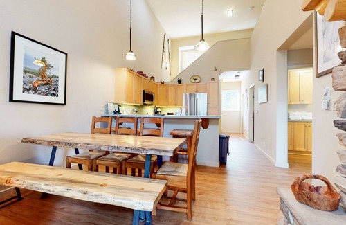 Mammoth Lakes Condo | Remodeled & Bright, On the Golf Course. Gas Grill & Laundry, Pool On-site