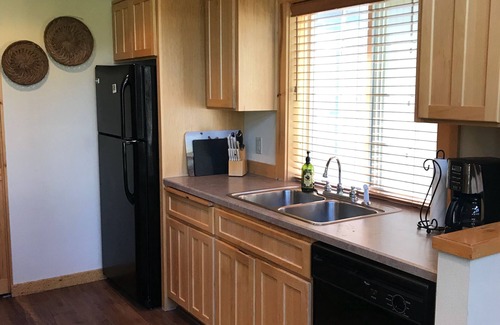 Redmond Ski Chalet | Remodeled cozy cabin on golf course with hot tub!