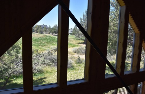 Redmond Ski Chalet | Remodeled cozy cabin on golf course with hot tub!