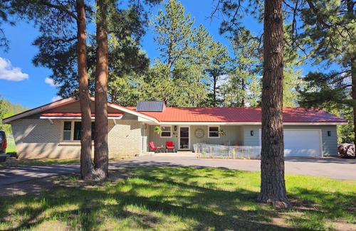 Ponderosa Pines House | Remodeled Cozy home: 20min to Wolfcreek Ski + 3min to Golf and Rio Grande River