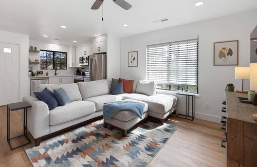 Kanab House | Remodeled home in Kanab, Utah! Close to Zion National Park and Bryce Canyon. Pri