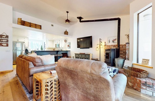 Mammoth Lakes Condo | Remodeled Mountain Cabin near the Golf Course. Hot Tub, Gas Grill, Wash/Dryer