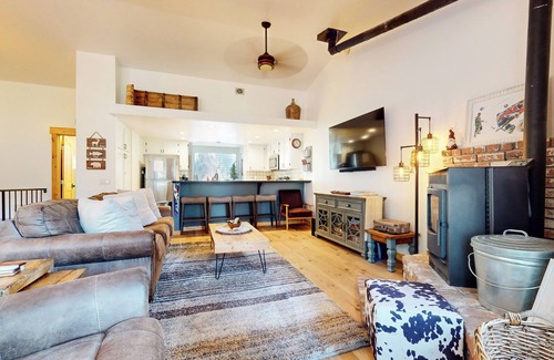Mammoth Lakes Condo | Remodeled Mountain Cabin near the Golf Course. Hot Tub, Gas Grill, Wash/Dryer