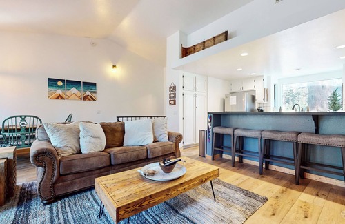 Mammoth Lakes Condo | Remodeled Mountain Cabin near the Golf Course. Hot Tub, Gas Grill, Wash/Dryer