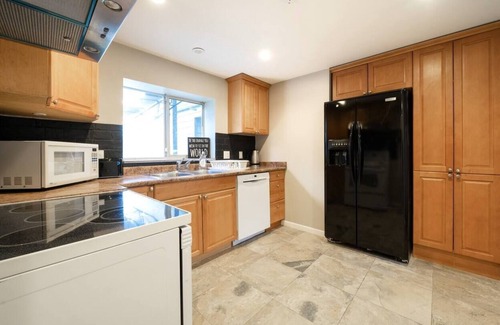 Coquitlam House | Remodelled 3 bdrm guest suite