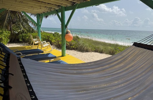 Savannah Sound Villa | Remote Beachfront Treasure 4-bedroom villa WiFi and AC on Windermere Eleuthera