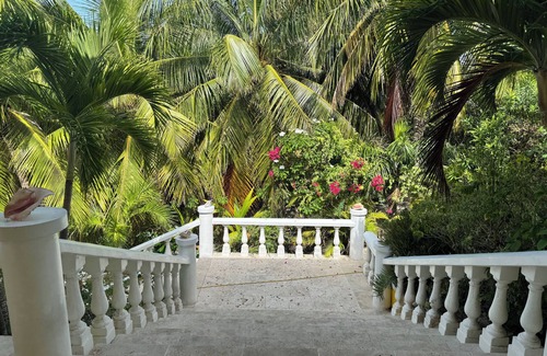 Savannah Sound Villa | Remote Beachfront Treasure 4-bedroom villa WiFi and AC on Windermere Eleuthera