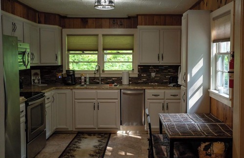 Franklin Cabin | REMOTE, Cheerful Mountain Cabin with hot tub in Franklin, NC.