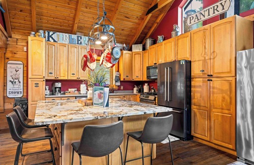 Dry Ridge House | Remote Log Home on Williamstown Lake - Near Ark!