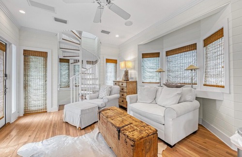 Seaside Cabin | Rendezvous Carriage-Gorgeous Carriage Home with 1 bed/1bath