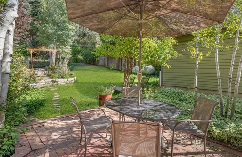 Redstone House | RENOVATED Redstone retreat, CO's best kept secret ski resorts, hot springs, wifi