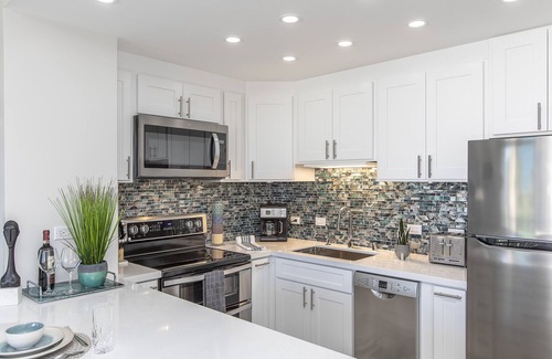 McCully - Moiliili Condo | Renovated 1 Bedroom W/Stunning Views, Parking, & Central Air
